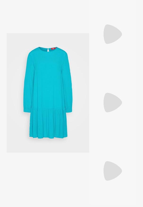 Robe turquoise à manches longues avec un col rond, jupe à volants et un détail en trou de serrure au dos. Tissu doux et léger.; Escarpins en cuir verni noir avec bout pointu et talon bloc géométrique. Présente un design élégant et minimaliste ainsi qu'une texture lisse.; Sac hobo en cuir noir avec une texture lisse, une forme incurvée et une seule sangle réglable ; dispose d'une large ouverture en haut.; Boucles d'oreilles en ton argent, au design en anneau torsadé, présentant une surface texturée et des détails nervurés, sécurisées par une fermeture à tige.