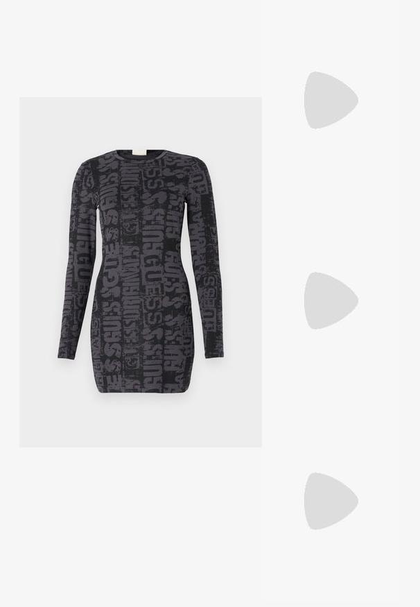 Långärmad svart klänning med ett upprepat mönster av mörkgrå "GUESS"-logotyp, åtsittande design och rund halsringning. Slät tygtextur.; Svarta patenterade läderslingbackskor med spetsig tå, silverdetaljer och en låg blockklack. Slät, glänsande yta hela vägen.; Svart läder crossbody-väska med en slät yta, rektangulär form och metallickedjedetalj på framsidan. Justerbar rem ingår.; Guld hoops med en texturerad design och tre klara kristallaccentuer på ena sidan, vilket ger en modern geometrisk estetik.