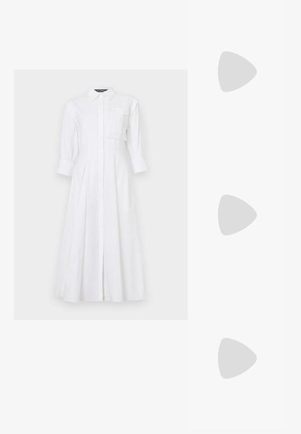 Abito camicia in cotone bianco con colletto, maniche lunghe a sbuffo, taschino sul petto e gonna ampia. Chiusura con bottoni.; Sandali neri con tacco alto presentano sottili cinturini con design annodato, una punta quadrata liscia e un elegante tacco a spillo.; Borsa a mano metallica grigia chiara con tracolla a catena, impreziosita da piccoli chiodi metallici circolari e da un logo triangolare del marchio.; Orecchini a cerchio in argento con una finitura liscia e lucente. Forma arrotondata, design leggero, con chiusura a perno.