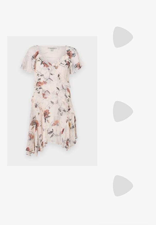 Rochie florală cu mâneci scurte, tiv ondulat și design înfășurat. Materialul pare ușor și transparent, având o paletă de culori pastelate.; Sandale negre cu toc înalt au curele subțiri cu un design legat, un vârf pătrat neted și un toc stiletto elegant.; Geantă metalică gri deschis, cu un strap din lanț, decorată cu mici ținte circulare metalice și un logo de marcă triangular.; Cercei rotunzi din argint cu un finisaj neted și strălucitor. Design ușor, având o formă rotundă și închidere cu tijă.