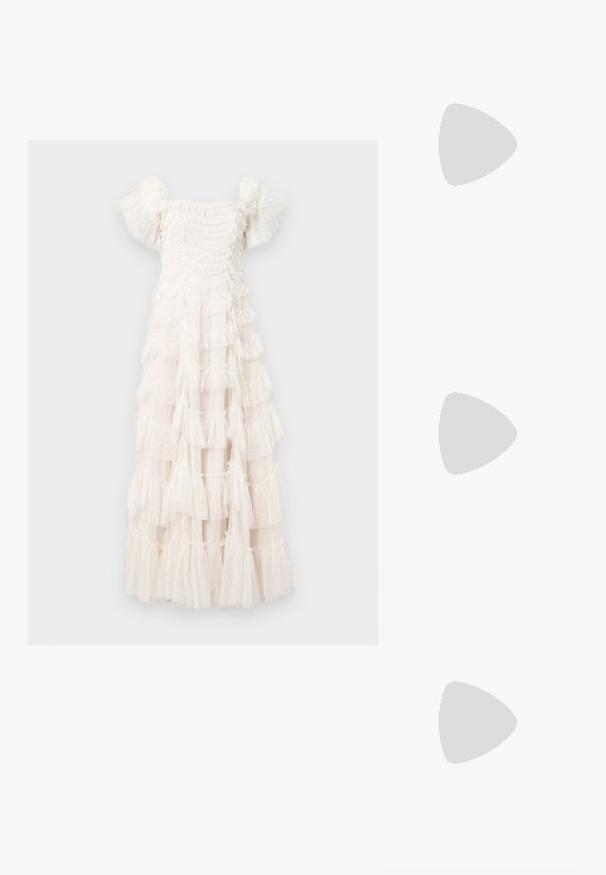 Robe blanche à étages avec un décolleté carré et des manches bouffantes. Fabriquée en tissu transparent avec des volants texturés et de petits pois sur toute la surface.; Escarpin slingback en vernis noir avec un bout pointu, présentant un imprimé serpent texturé, une sangle réglable et un petit talon bloc texturé.; Sac en cuir noir porté en travers avec deux poches avant, boucles dorées, fermeture zippée et une sangle fine. Surface texturée et forme rectangulaire compacte.; Boucles d'oreilles en métal doré en forme d'anneau, avec une forme courbée et allongée. Elles présentent une surface lisse et brillante avec une pointe arrondie pour un détail supplémentaire.