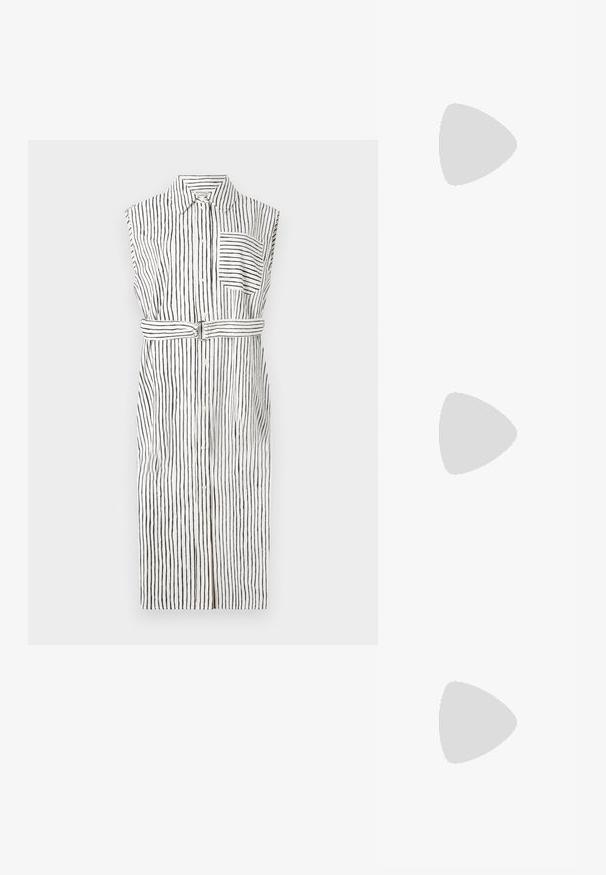 Ärmlös klänning med vertikala svarta ränder på vit bakgrund, knappfront, bröstficka och midja med bälte.; Svarta högklackade sandaler har tunna remmar med en knuten design, en slät fyrkantig tå och en smal stilettklack.; Ljusgrå metallisk handväska med kedjestropp, prydd med små cirkulära metallnitar och en triangulär logotyp.; Silverfärgade hängande örhängen med en slät, blänkande yta. Rundad form, lätt design, med ett stift- och bakstängning.