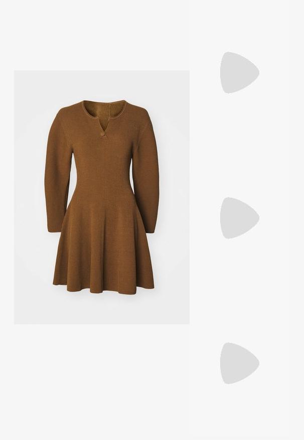 Vestido de punto marrón con falda ligeramente acampanada, mangas largas y escote en V con un detalle de botón. Tejido texturizado de canalé.; Pavement CALLISTA - Botas camperas - black; Gafas de sol negras y doradas con lentes verdes, que presentan una forma de ojos de gato, acentos metálicos y un marco texturizado.; Bolso de hombro beige con un patrón y una forma estructurada, que cuenta con una correa de textura marrón. Llevado por un modelo contra un fondo gris.