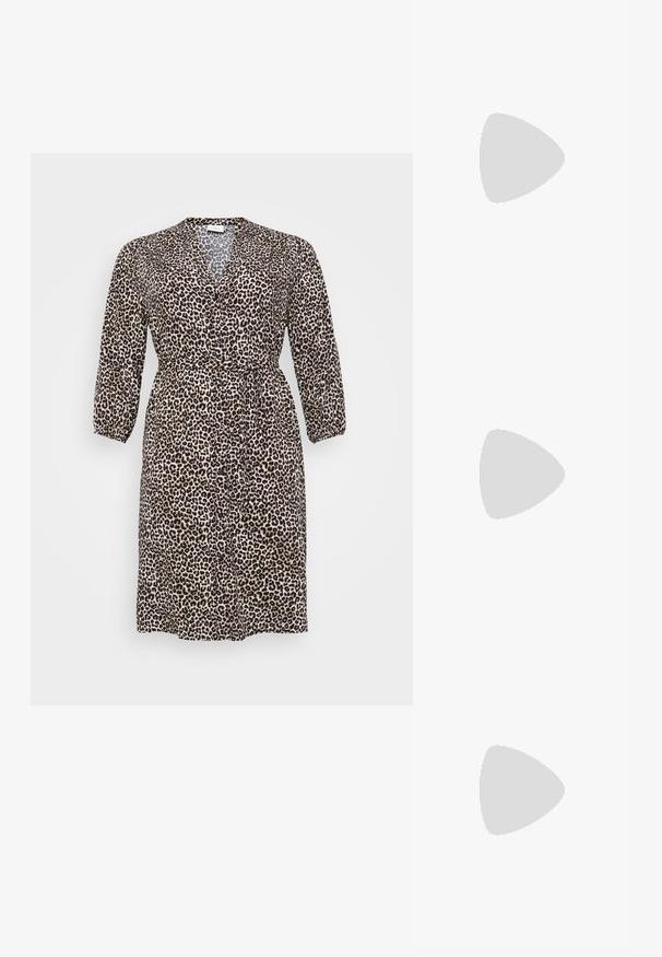 Robe imprimée léopard en tissu léger, avec un décolleté en V, des manches longues, une fermeture à boutons et une taille à nouer pour un ajustement ajustable.; Ballerines noires en cuir, à bout pointu, design minimaliste, texture lisse, talon bas, sans matériel ni embellissements visibles.; Sac bandoulière en cuir noir avec une texture lisse, de forme rectangulaire et un détail en chaîne métallique à l'avant. Sangle réglable incluse.; Boucles d'oreilles en argent avec un clou carré, présentant une finition lisse et polie ainsi qu'une forme en goutte d'eau, réfléchissant la lumière grâce à une surface brillante.