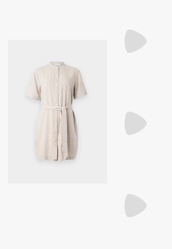 Robe chemise en lin beige clair, manches courtes, boutonnage sur le devant, col mao, ceinture nouée à la taille et coupe légèrement ample.; Chaussures slingback en cuir verni noir avec un bout pointu, des détails en métal argenté et un faible talon bloc. Texture lisse et brillante tout au long.; Sac bandoulière en cuir noir avec une texture lisse, de forme rectangulaire et un détail en chaîne métallique à l'avant. Sangle réglable incluse.; Boucles d'oreilles en argent avec un clou carré, présentant une finition lisse et polie ainsi qu'une forme en goutte d'eau, réfléchissant la lumière grâce à une surface brillante.
