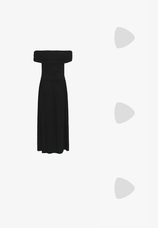 Rochie maxi neagră, cu umerii golași, cu bust plisat și fustă fluidă, realizată dintr-un material moale cu o textură netedă și talie elastică.; Sandale cu wedge din suede maro, cu platformă din plută și vârf deschis. Au o curea slingback cu o cataramă aurie. Podeaua este din lemn.; Piesă decorativă în formă de scoică, de culoare aurie, cu o suprafață texturată și un design striat, având o bază plată pentru stabilitate.; Colier din perle cu mărgele albe lucioase, având un charm în formă de agrafă de culoare argintie decorat cu strasuri clare. Închidere cu carabină.
