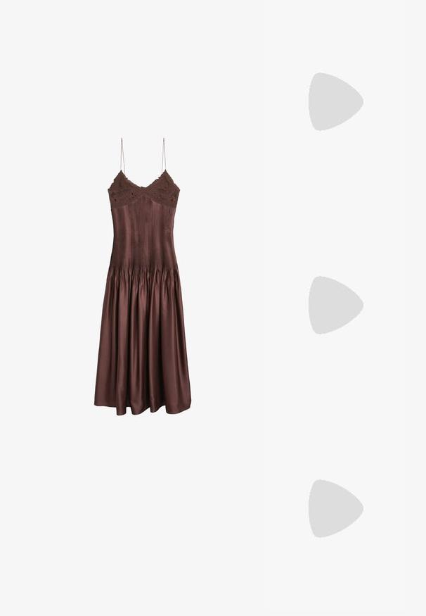 Robe en satin marron avec un corsage plissé et une finition en dentelle en haut, dotée de fines bretelles et d'une jupe fluide. Texture lisse tout au long.; Camisole en satin noir avec un décolleté en V en dentelle et des bretelles fines, portée avec un jean bleu foncé, sur un fond neutre.; Baskets de sport en suede noir et gris avec une semelle en caoutchouc, présentant un logo doré et un panneau en maille texturée sur le côté.; Lunettes de soleil cat-eye noires avec des verres foncés, une monture brillante et un accent doré sur les branches. Présente une texture lisse tout au long.; Écharpe en soie noire avec des pois blancs disposés dans un motif dégradé, dotée d'un nœud sur le dessus et d'une broderie discrète du logo à la base.; Sac fourre-tout en daim noir avec des accents en cuir lisse, forme allongée, poignées doubles et un détail en métal doré à l'avant.