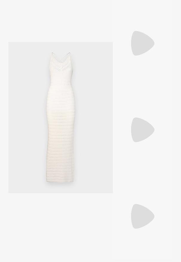 Gina Tricot DRESS - Dolga obleka - offwhite; Črne petne sandale z več križnimi trakovi. Gladek material, koničast nos in ozka peta. Nastavljiv gleženjski trak z zaponko.; Srebrna kovinska torbica z mehko, zaobljeno obliko in zavezano zgornjo zaporo. Narejena iz gladkega umetnega usnja.; Srebrni uhani v obliki obročka s spiralnim dizajnom, ki imajo sijajno površino in zapiralo na zadnji strani. Mere znašajo približno 3 cm v premeru.