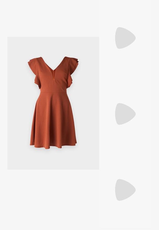 WAL G. PLUNGE NECKLICE WITH FLUTTER SLEEVES DRESS - Dienas kleita - burnt orange; Brūni ādas kovboju zābaki ar norādītu purngalu un blokveida papēdi, ar detalizētu šūšanu un paceltiem akcentiem uz kājas daļas.; Kaķa acs saulesbrilles ar melnu un oranžu bruņurupuču rakstu rāmi, brūnām lēcām un elegantiem, norādītiem galiem. Rāmī ir minimālists logos uz tempļa.; Sudraba gredzenveida auskari ar savītu dizainu, kas ir ar pulētu apdari un ar aizmugurēju fiksāciju. Izmērs ir aptuveni 3 cm diametrā.