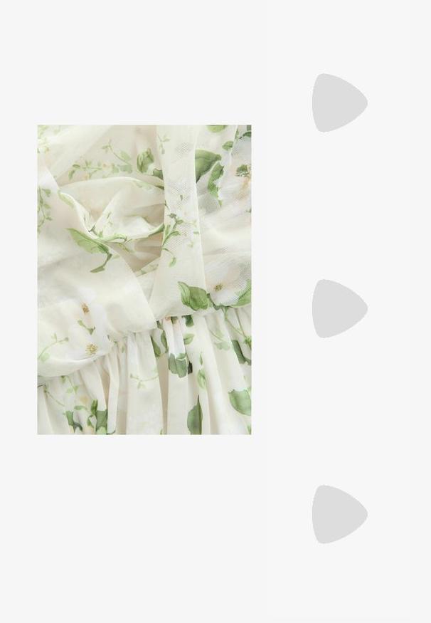 Next MULTIWAY BRIDESMAID WEDDING - Oblečenie na špeciálnu príležitosť - sage green floral print; Biele ploché topánky s špicatou špičkou z krémovej kože s priehľadným zvrškom posiatym kamienkami. Mäkká podrážka pre pohodlie, minimalistický dizajn.; Žltý tkaný clutch peňaženka s preklápacím dizajnom, odnímateľným zápästným remienkom a zlatým reťazovým doplnkom. Hladký povrch a obdĺžnikový tvar.; Strieborné kruhové náušnice s hladkým, lesklým povrchom. Kolový tvar a bezpečné klikanie na uzatváranie. Ľahký dizajn vhodný na každodenné nosenie.