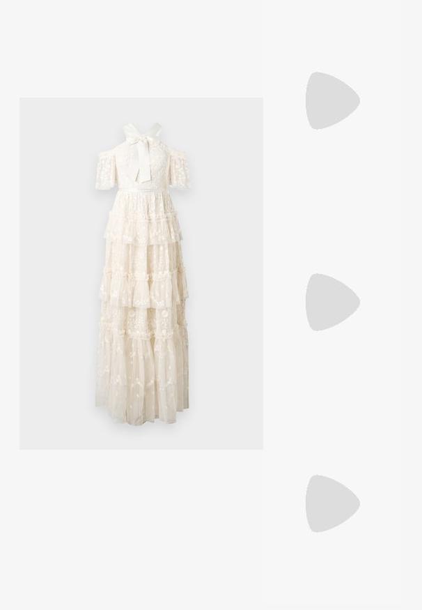 Kanten jurk in lichtcrème met off-shoulder mouwen, een striksluiting bij de halslijn en gelaagde ruches versierd met bloemengebreide.; Zwart patent slingback hak met een spitse neus, voorzien van een gestructureerde slangenprint, verstelbare band en een korte, gestructureerde blokhak.; Zwarte leren schoudertas met twee vo pockets, gouden gespen, ritsluiting en een smalle band. Tekstuur oppervlak en compacte rechthoekige vorm.; Gouden metalen oorbellen in de vorm van een gebogen, verlengde hoop. Kenmerkend zijn het gladde, glanzende oppervlak en de afgeronde punt voor extra detail.