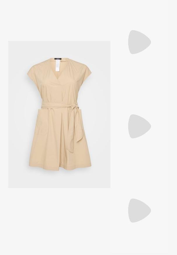 Robe beige à manches courtes, décolleté en V, avec une ceinture nouée à la taille et deux poches latérales. Fabriquée en tissu lisse avec une coupe décontractée.; Chaussure slingback en cuir noir avec un bout pointu, un petit talon et un détail de boucle décoratif sur le dessus. Texture lisse, design minimaliste.; Sac en cuir noir porté en travers avec deux poches avant, boucles dorées, fermeture zippée et une sangle fine. Surface texturée et forme rectangulaire compacte.; Boucles d'oreilles en métal doré en forme d'anneau, avec une forme courbée et allongée. Elles présentent une surface lisse et brillante avec une pointe arrondie pour un détail supplémentaire.