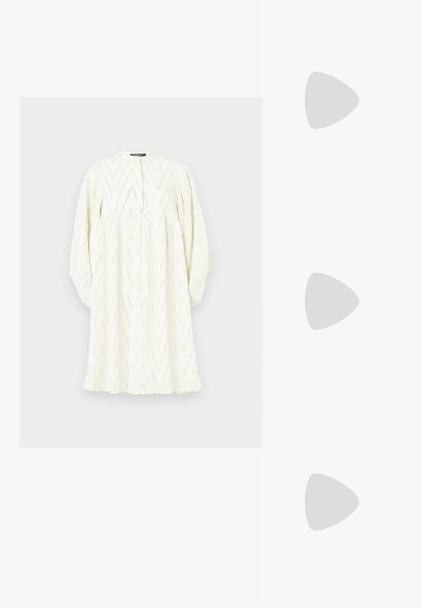 Vestido branco com gola alta, mangas bufantes longas e padrão zig-zag. Feito de tecido texturizado com discretos acentos metálicos.; As sandálias de salto alto pretas apresentam tiras finas com um design em nó, uma biqueira quadrada lisa e um elegante salto agulha.; Bolsa metálica cinza claro com uma alça de corrente, adornada com pequenos rebites metálicos circulares e um logótipo triangular da marca.; Brincos de argola prateados com um acabamento suave e brilhante. Forma arredondada, design leve, com fecho de pino.