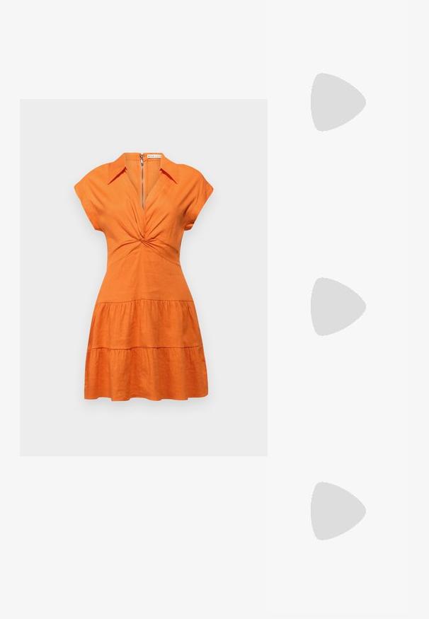 Alice + Olivia MILA DEEP TWIST MINI DRESS - Paitamekko - light mango; Musta patent slingback-kiilakorko teräväkärkisellä muotoilulla, jossa on teksturoitu käärmeennahkakuosi, säädettävä remmi ja lyhyt, teksturoitu blokkiheel.; Musta nahkainen olkalaukku, jossa on kaksi etutaskua, kultaiset soljet, vetoketjukiinnitys ja kapea hihna. Teksturoidun pinnan ja kompaktin suorakaiteen muoto.; Kulta-sävyiset korvakorut, joissa on suorakulmainen, kirkas kivi roikkumassa pienen, pyöreän kirkkaan korosteen rivin alapuolella. Tyylikäs, moderni muotoilu.