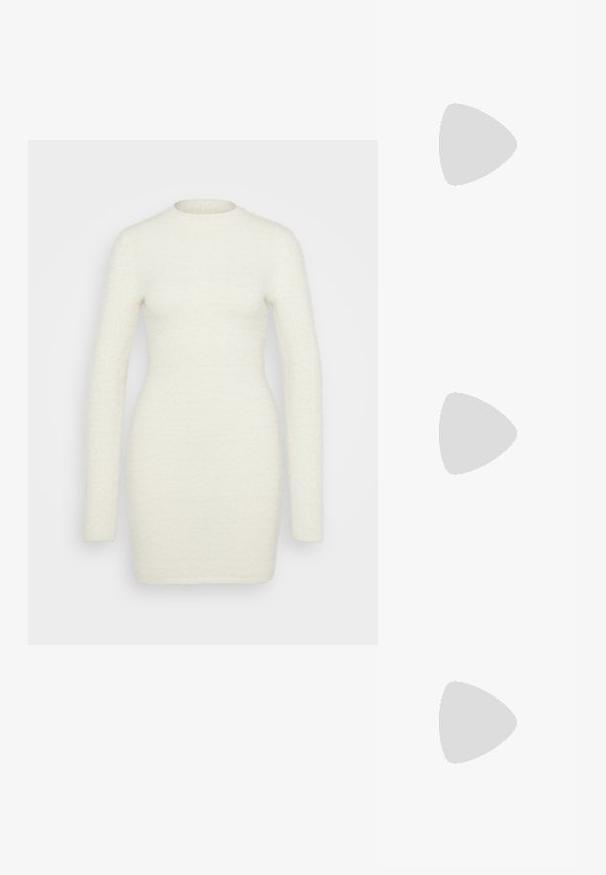 Abito a maniche lunghe realizzato in morbido tessuto bianco testurizzato; silhouette aderente con scollo rotondo e finitura liscia, che si estende fino a metà coscia.; Décolleté in vernice nera con punta affusolata e tacco in geometria cubica. Presentano un design elegante e minimalista, con una texture liscia.; Borsa a tracolla nera in pelle con una forma curva, manico rimovibile e accessori dorati. La borsa presenta una patta con un dettaglio a fibbia.; Anello in tono oro con un design organico e Twisted, caratterizzato da una superficie liscia e punte affusolate, che crea un aspetto moderno e scultoreo.