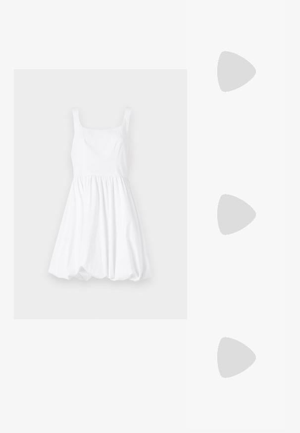 Fehér pamut ruha négyzet alakú nyakkivágással, vékony pántokkal és gyűrött szoknyával, amely térfogatot ad az alaknak.; Fehér slingback sarok, hegyes orral, sima felső anyaggal, alacsony blokk sarkával és oldalsó kivágott dizájnnal, állítható csatpánttal.; Kerek napszemüveg sötét lencsékkel és arany kerettel. A modellen világoskék, bordázott kardigán van gombokkal és kontrasztos fehér ujjaival.; Michael Kors bézs bevonatos vászon karkötő, amely ismétlődő MK logó mintával, aranyszínű fémrészletekkel és levehető lánchordóval rendelkezik.