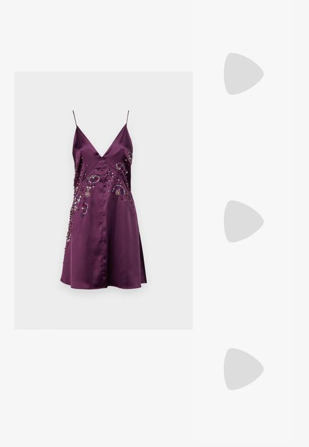 Rochie din satin violet cu bretele subtiri, decolteu în V și modele florale embellishate cu mărgele și paiete pe o parte.; Balerini din piele neagră, cu vârf ascuțit și o curea laterală ce prezintă un accent circular de aur. Ușoare, cu o talpă plată.; Geantă albă cu o formă rotundă, având o suprafață texturată cu studs argintii. Dispune de o curea subțire pentru umăr și un închizător elegant.; Lacate în formă de inimă, argintii, cu inscripții gravate "DA" și "NU", finisaj lustruit, design simetric și un închizător robust din metal.