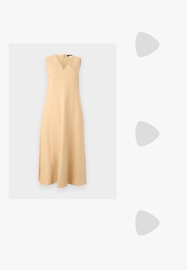 Ærmeløs V-hals kjole i lyse beigefarvet linned, med en lige silhuet og en diskret A-form med en kantlinje under knæene.; Lysblå skjorte med knapper lavet af et skinnende, blødt stof; har krave, lange ærmer og rundet nederkant med en afslappet pasform.; Sort læderslyngeback sko med spids tå, der har en vævet detalje og en plisseret overdel. Flad sål med minimal hardware.; Brun læderhåndtaske med et bølget design, der har to cirkulære guldaccenter og en aftagelig skulderrem til alsidig bæremulighed.