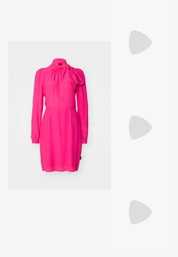 Fukszia rózsaszín ruha hosszú ujjakkal, redőzött nyakkivágással és masni díszítéssel a vállnál. Könnyű anyagból készült.; Fekete, hegyes orrú, slingback cipő alacsony sarkával, sima bőrből készült, oldalt kivágott deisgnal a légáteresztőképesség érdekében.; Fekete bőr válltáska puha tapintással, háromszög alakú, állítható pánttal, világoskék csíkos inggel és fehér nadrággal párosítva.; Három fémgyűrű: az egyik rose gold, a másik texturált akcentusokkal ellátott arany, a harmadik pedig ezüst, mindegyiken gravírozott márkajelzés található a belső sávon.