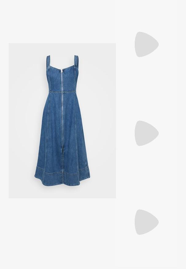 GAP Petite FIT N FLARE PITNEY - Denimové šaty - medium wash; Černá plisovaná sukně s vysokým předním a nízkým zadním lemem, kombinovaná s lesklými červenými balerínami se strapkovým designem. Tkanina má hladký povrch.; Kočičí brýle se želvovinovým vzorem, obdélníkové hnědé čočky, silný rám a úzké nožičky s různými odstíny hnědé.; Stříbrné kruhové náušnice s hladkým, lesklým povrchem. Kulatý tvar a bezpečné zapínání na klip. Lehký design vhodný pro každodenní nošení.