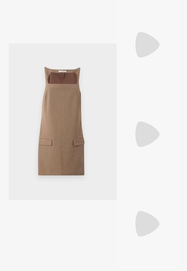 Ruskea ruutukuosisella hihattomalla mekolla, jossa on neliönmuotoinen pääntie, ruskea kiinteä kangaslisäosa ja kaksi etutaskua.; Musta patenttinen nahkainen slingback-kengät, joissa on terävä nenä, nilkkahihnat hopeisilla soljilla ja varusteilla sekä hoikka korko.; Kultainen metallinen käsilaukku, jossa on jämäkkä muotoilu, sileä pinta ja säädettävä olkahihna. Sisältää ainutlaatuisen kolmiomaisen muodon ja minimalistisen tikkaustyylin.; Korukultainen korvakorut, joissa on teksturoituja, aaltoilevia muotoja. Mukana on veistokselliset klipsikorvakorut ja avoin rengasmalli, jossa on vasaroitu pinta.