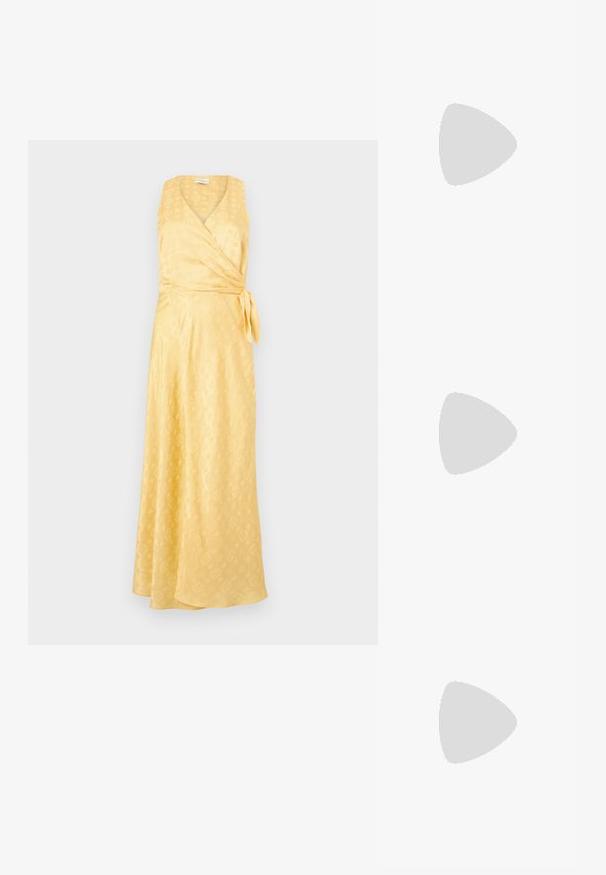 Rochie galbenă dintr-un material fin, cu decolteu în V, fără mâneci și cu o curea de legat. Textură subtilă modelată pe întreaga suprafață.; Pantofii din piele neagră au vârful ascuțit, toc mic și o textură netedă. Au o deschidere ușoară în față și un hardware minim în spate.; Ochelari de soare negri și aurii cu lentile verzi, având o formă de ochi de pisică, accente metalice și un cadru texturat.; Geantă din piele albă cu o formă curbată, dotată cu accente aurii și o finisare texturată, purtată peste un sacou închis la culoare și o cămașă albă.