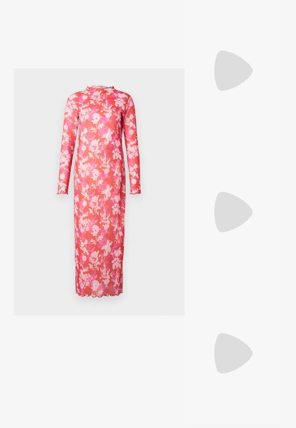 Robe longue en tissu rose transparent, avec un col haut, des manches longues et un ourlet festonné, ornée d'un motif de fleurs roses et blanches vif.; Des sandales noires à talons hauts avec des fines lanières au design noué, un bout carré lisse et un talon aiguille élégant.; Sac à main en métal gris clair avec une bandoulière en chaîne, orné de petits clous métalliques ronds et d'un logo de marque triangulaire.; Boucles d'oreilles en argent avec une finition lisse et brillante. Forme arrondie, conception légère, avec un fermoir à tige.