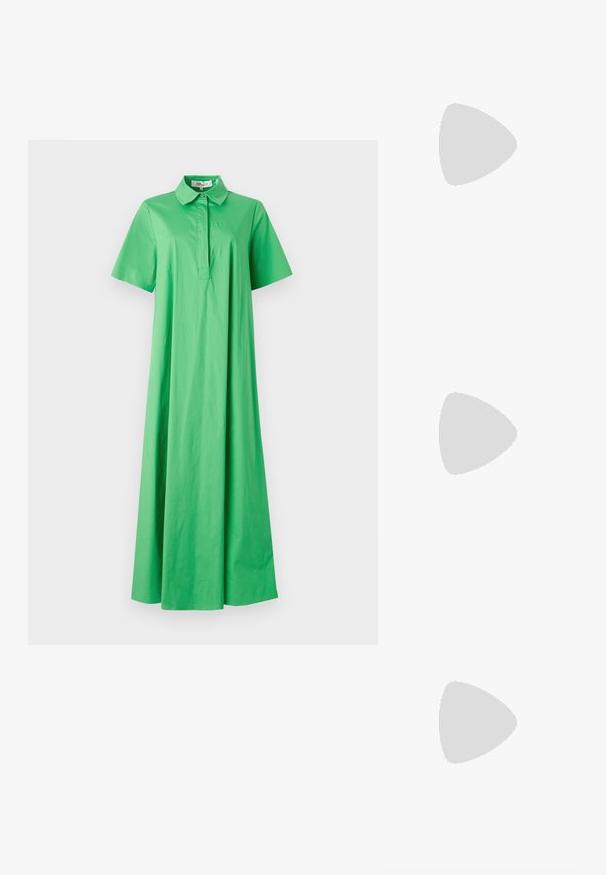 Žalia medvilninė suknelė su apykakle, trumpomis rankovėmis ir laisvu, grindjuostiniu siluetu. Lygus paviršius be matomų raštų.; Juodas odinis slingback tipo batai su smailiu priekiniu atvartu, dekoratyvinėmis sagtimis su metaliniais akyčiais ir žemu blokiniu kulnu. Saldus paviršius.; Austintais bežinis rankinukas su struktūrizuotu dizainu, turintis lygią viršutinę dalį ir ilgas diržas. Tekstūruoti elementai pagerina bendrą išvaizdą.; Auksiniai auskarai-žiedai su lygiu, apvaliu dizainu ir blizgiu paviršiumi. Auskarai turi kompaktišką, masyvų forma ir be siūlių užsegimą.