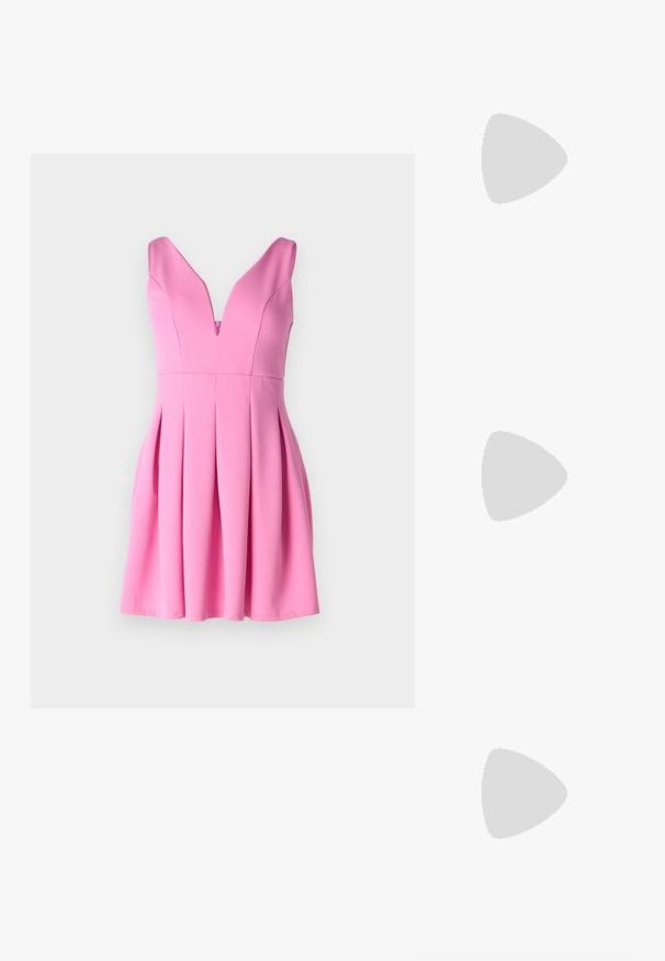 WAL G PETITE ELOISE - Vestido de cocktail / Vestido de festa - hot pink; Sandal de salto alto em camurça preta com tiras entrelaçadas, um detalhe decorativo em tom prateado e uma sola plataforma para maior altura.; Clutch metálica prateada com um design de envelope angular, textura suave e cor interior contrastante, segurada numa mão que veste um casaco preto.; Brinco de argola prateada com acabamento polido, apresentando pequenos detalhes em dourado e uma forma redonda, usado na orelha.