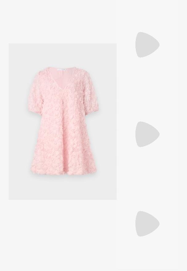 Roosa kleit roosi mustriga kangast, V-kaelus, lühikesed puffvarrukad, laienev siluett, tekstureeritud viimistlus ja pehme, kerge materjal.; Mustad musta lakknahk kingad, millel on terav varvas ja geomeetriline plokkkonts. Omab elegantselt minimalistlikku disaini ja sujuvat tekstuuri.; Hõbedane metallik käekott struktureeritud kujuga, millel on ülemine sang ja ettepoole suunatud paeladetail. Sile tekstuur, peegeldav viimistlus.; Kuldtooni metallist kõrvarõngas, millel on elegantne ja kaarjas disain. Omab silmapaistvat teravat kuju, poleeritud pinda ja hingesulgemist.