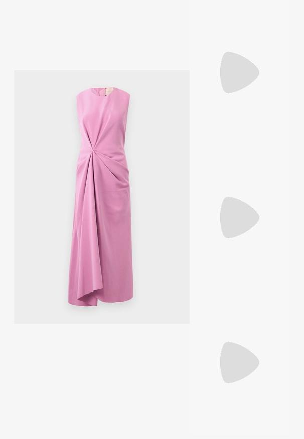 Ärmlös klänning i ljusrosa tyg, med ett twistat frontdetalj och en asymmetrisk fåll, slät textur med en subtil lyster.; Vita lädersneakers, låg design, med en slät yta, rund tå, snörning fram och en liten broderad logotyp på sidan.; Svart läder halv månformad väska med en guldfärgad detalj och dragkedja. Bärs över kroppen över en grå tröja.; Orrhängen i guldton med en knutdesign. Varje örhänge har en cirkulär klar baksida för säker användning.