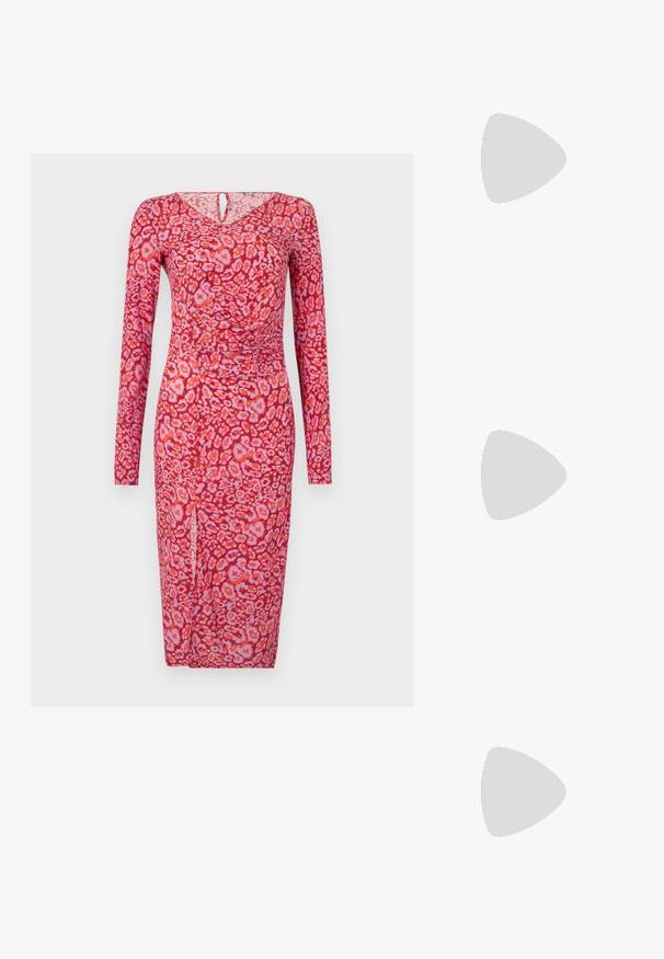 Rochie roșie cu mânecă lungă, cu un model de imprimeu leopar, decolteu în V și o fanta pe lateral, fabricată dintr-un material neted și elastic.; Pantof cu toc mic, cu vârf ascuțit și slingback, realizat din piele netedă, având un design decupat pe lateral pentru respirabilitate.; Geantă de umăr din piele neagră cu o textură moale, formă triunghiulară și curea ajustabilă, asortată cu o bluză cu dungi albastre deschise și pantaloni albi.; Trei inele din metal: unul roz aurie, unul auriu cu accente texturate și unul argintiu, toate cu branding gravat pe banda interioară.