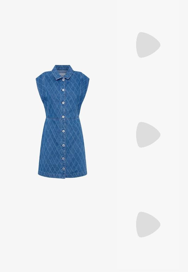 Robe en denim avec un col cranté, texture en motif de diamant, manches courtes et fermeture à boutons sur le devant. Couleur bleue, taille cintrée, longueur au genou.; Bottes de cowboy en cuir marron avec un bout pointu et un talon bloc, présentant des coutures détaillées et des accents en relief sur la tige.; Lunettes de soleil style œil de chat avec une monture en écaille de tortue noire et orange, verres marron et pointes effilées et élégantes. Présente un logo minimaliste sur la branche.; Boucles d'oreilles en argent en forme de créoles avec un design torsadé, dotées d'une finition polie et d'une fermeture à poussoir. Mesurent environ 3 cm de diamètre.