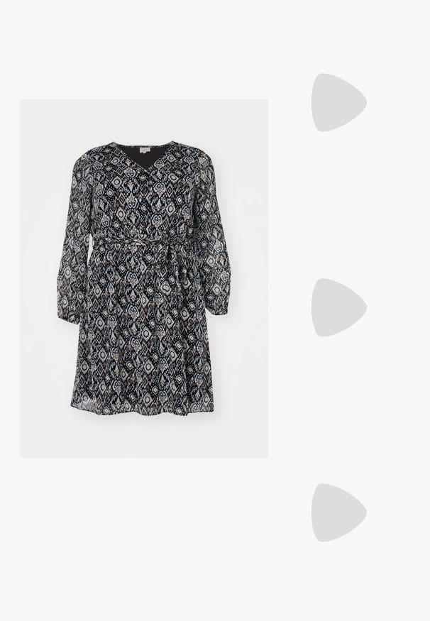 Sorte og kremmønstrete kjole med V-hals, lange ermer og belte i midjen. Lett, flytende stoff med diamantmotiv.; Svarte høyhælte sandaler i lakk med to spennestraps, firkantet tå og en tykk blokkhæl, med en glatt, blank tekstur.; Svart lærveske med en buet form, avtagbar stropp og gullbeslag. Vesken har et klaff med spenne-detall.; Sølvblomstformede ørevipper med en teksturfinish, der har lange kroker og kronbladlignende detaljer for et intrikat design.