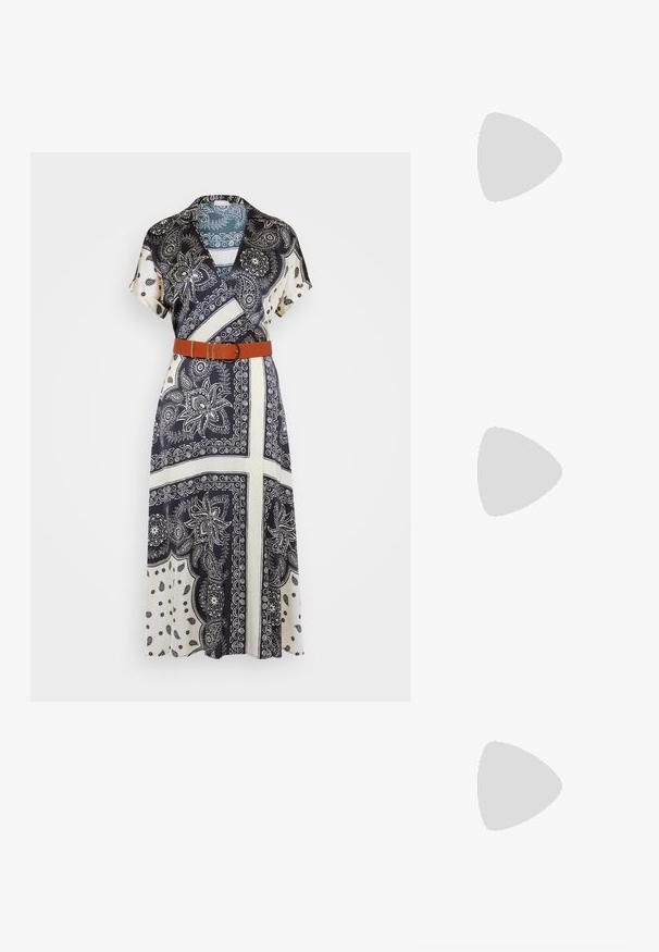 Abito a maniche corte caratterizzato da una stampa paisley bianca e nera con righe a contrasto, fissato con una cintura in pelle marrone. Tessuto leggero.; Scarpe nere senza tacco con una parte superiore morbida e testurizzata, dotate di due cinturini regolabili e un design a punta arrotondata, montate su una suola piatta in gomma.; Occhiali da sole neri con montatura rettangolare, lenti scure e finitura lucida e liscia. Presentano aste sottili con un branding discreto sul lato.; Orecchini in metallo argentato con forma a goccia liscia e finitura lucida. Incisioni sottili aggiungono dettagli. Design minimalista.