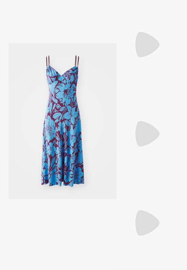 Ärmelloses Kleid mit blauem Blumenmuster auf tiefem lila Hintergrund; es verfügt über verstellbare Spaghetti-Träger und eine lockere Passform.; Beige Leder-Ballerina mit runder Zehenform, minimaler Nahtgestaltung, niedrigem Absatz und dezentem Logo auf der Rückseite. Glatte, matten Oberfläche.; Schwarze quadratische Sonnenbrillen mit dunklen Gläsern, glattem Kunststoffrahmen und subtilen flügelförmigen Akzenten an den Bügeln.; Goldfarbene Creolen mit einer kurvenreichen, unregelmäßigen Form und einer glatten, polierten Oberfläche. Keine sichtbaren Beschläge oder Accents.