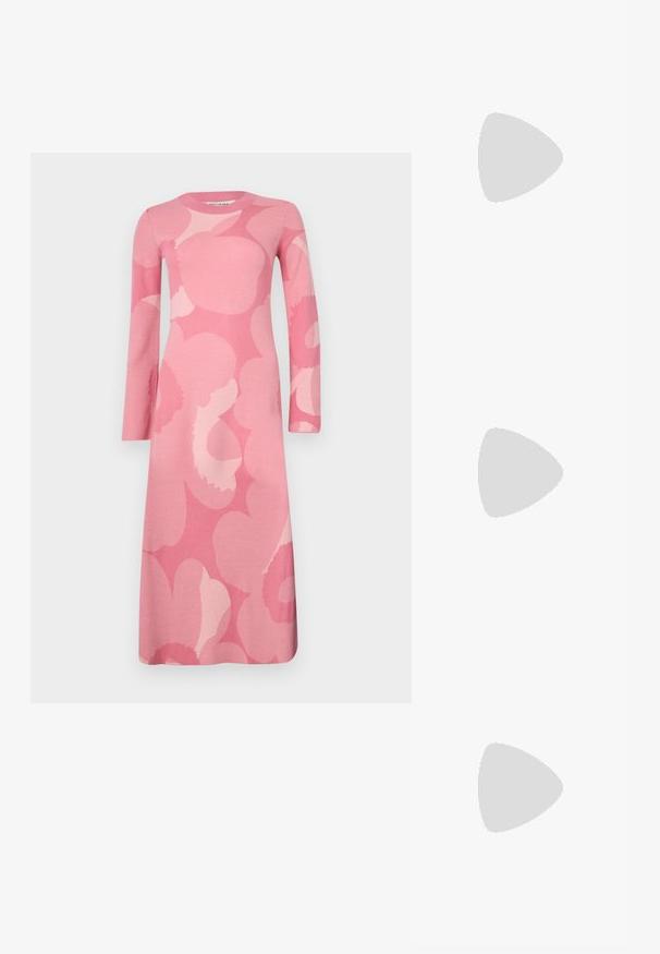 Rochie roz cu mânecă lungă, prezentând un model abstract de culoare roz deschis. Fabricată dintr-un material moale, cu un decolteu rotund și o croială dreaptă.; Pantof cu toc mic, cu vârf ascuțit și slingback, realizat din piele netedă, având un design decupat pe lateral pentru respirabilitate.; Geantă de umăr din piele neagră cu o textură moale, formă triunghiulară și curea ajustabilă, asortată cu o bluză cu dungi albastre deschise și pantaloni albi.; Cercei din argint, cu un design neted și curbat. Prezintă o finisare metalică strălucitoare și închidere cu stud. Fără modele sau accente vizibile.