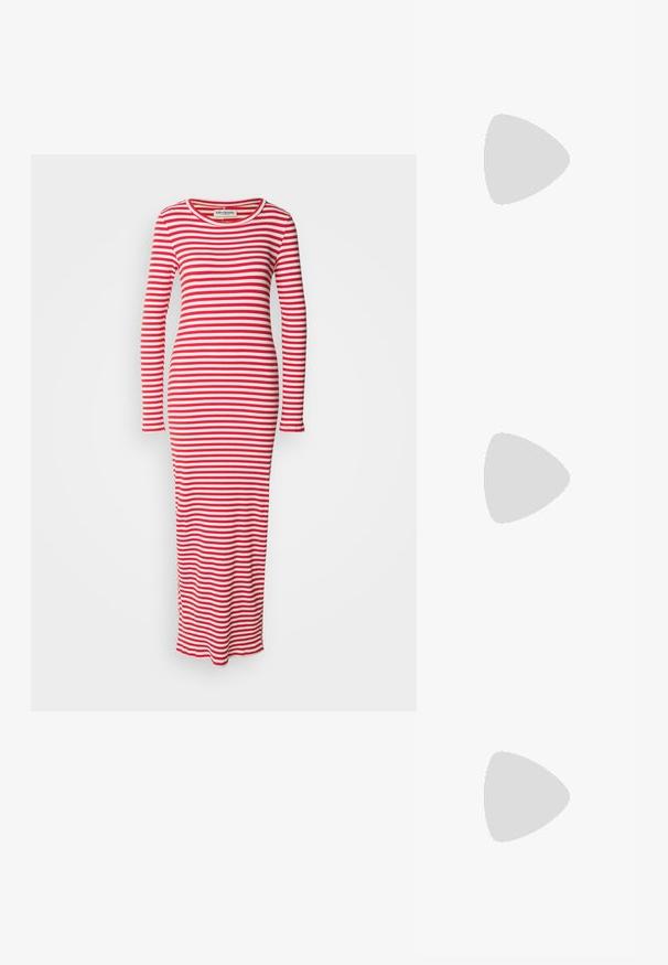 Stripet langermet kjole i rød og hvit. Ribbestruktur, tettsittende silhuett, rund halslinning og lang skjørt med sidesliss.; Svarte patentlær slingback hæler med spiss tå og geometrisk blokk hæl. Har et stilrent, minimalistisk design og jevn tekstur.; Hvit strukturert håndveske med korte håndtak og skulderreim, med detaljer i gullfinish og teksturert materiale, vist mot en grå bakgrunn.; Gullfargede øredobber med teksturerte, bølgete former. Inkluderer skulpturelle klipsstuds og åpen hoop-design med en hamret finish.