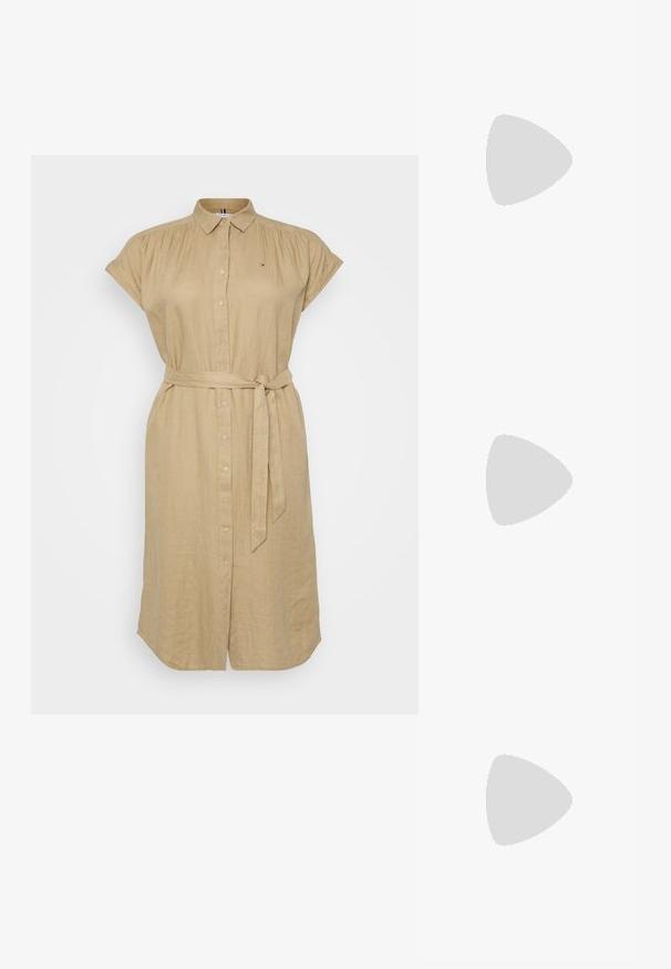 Vestido camisero de lino beige con mangas cortas, cierre frontal de botones y un cinturón atado en la cintura. Presenta un pequeño logo en el pecho.; Zapato negro de punta afilada tipo slingback con un tacón bajo, que presenta un material de cuero suave y un diseño recortado en el lateral para mayor transpirabilidad.; Bolso de hombro de cuero negro con una textura suave, forma triangular y correa ajustable, combinado con una camisa de rayas azul claro y pantalones blancos.; Tres anillos de metal: uno de oro rosado, uno de oro con acentos texturizados y uno de plata, todos con marcas grabadas en la parte interior.