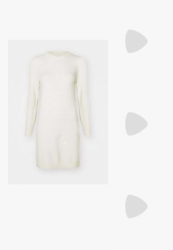 Rochie tricotată de culoare crem, cu mâneci lungi, manșete cusute și un model texturat pe toată suprafața; decolteu rotund iar tivul se situează deasupra genunchiului.; Bocanci de cowboy din piele maro, cu vârf ascuțit și toc pătrat, având cusături detaliate și accente ridicate pe tijă.; Geantă mică de crem cu un finisaj texturat, curea lungă și ajustabilă, accent cu lanț și închidere cu clapetă. Detalii din hardware aurie.; Cercei din argint cu un design torsadat, având un finisaj lucios și închidere cu tijă. Au un diametru de aproximativ 3 cm.