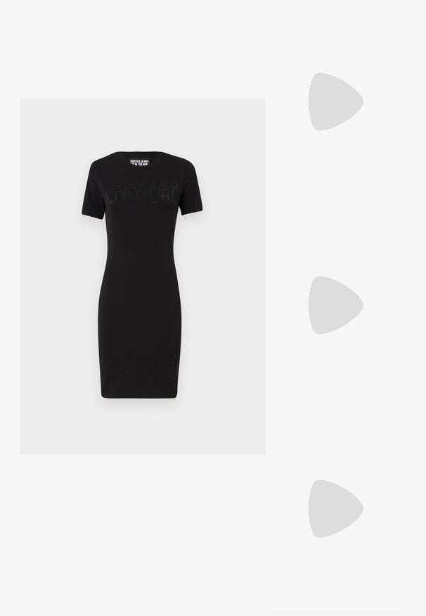 Čierne bavlnené šaty s krátkymi rukávmi, so zúženým strihom a logom "VERSACE JEANS COUTURE" z kryštálov po celej hrudi.; Čierny body s dlhými rukávmi, výstrihom do V a priliehavým strihom. Vyrobené z lesklého, hladkého materiálu so štruktúrovaným golierom a manžetami.; Čierne lakované sandále s tromi pásikmi, spona na členku a 10 cm ihlovým podpätkom. Obsahujú zlaté detaily s hardwarem a logo prívesok.; Čierna kabelka s textúrovaným dizajnom, ozdobená striebornými cvočkami a mohutným strieborným retiazkou. Má elegantný, minimalistický tvar.