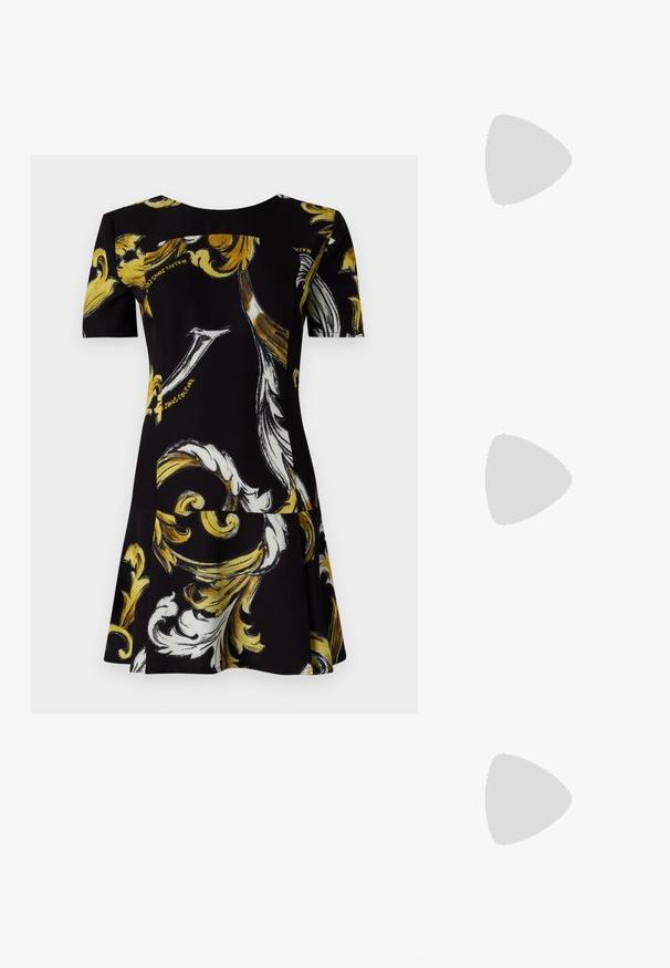 Versace Jeans Couture Trikotāžas kleita - black/gold; Melna lakota āda ar atvērto papēdi, ar smailu purngalu un ģeometrisku blokpapēdi. Iezīmējas elegants, minimāls dizains un gluda tekstūra.; Versace MEDUSA BIGGIE - Saulesbrilles - gold-coloured/gold-coloured; Melnas ādas rokassoma ar izliekta formu, noņemamu siksnu un zelta aksesuāriem. Somai ir vāciņš ar sprādzes detaļu.