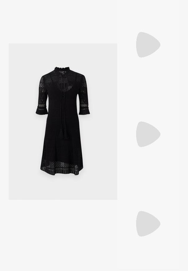 Sort striktrøje kjole med høj halsudskæring, trekvartærmer med flæsekanter og et mønstret design over hele kjolen. Inkluderer et bånd med kvaster.; Sorte patentlæder slingback højhælede sko med spids tå, justerbar ankelrem og moderat blokhæl. Glat tekstur med blank finish.; Sort læderhandbag med en struktureret rektangulær form. Har et gyldent ovalt lås og en tynd skulderrem. Glat tekstur.; Guld ring med et krone design inden i en hestesko, dekoreret med små klare ædelstene, på en hvid baggrund.