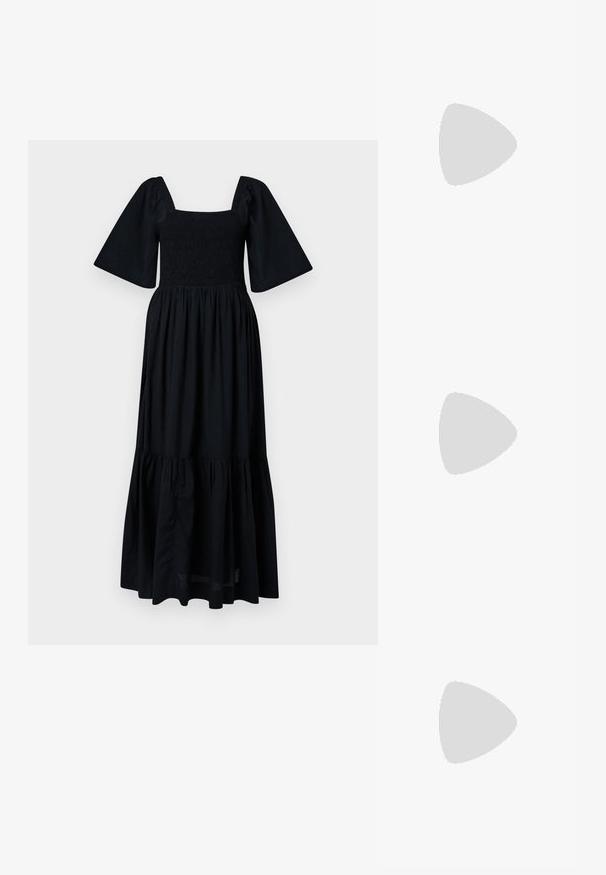 Čierne maxi šaty so štvorcovým výstrihom, smockovaným telom a krátkymi volánovými rukávmi. Rozšírený tierovaný spodný okraj pridáva objem a textúru. Ľahká látka.; Lodičky s špičatou špičkou v striebornom, zlatom a telovom farebnom prevedení. Lesklý povrch s výrezovým dizajnom, s ihlovým opätkom.; Strieborná metalická taška s mäkkým, zaobleným tvarom a uzáverom s uzlíkom. Vyrobená z hladkej syntetickej kože.; Strieborné kruhové náušnice s minimalistickým dizajnom. Cirkulárny tvar, hladký povrch a tenký profil. Ľahké s lesklým povrchom.