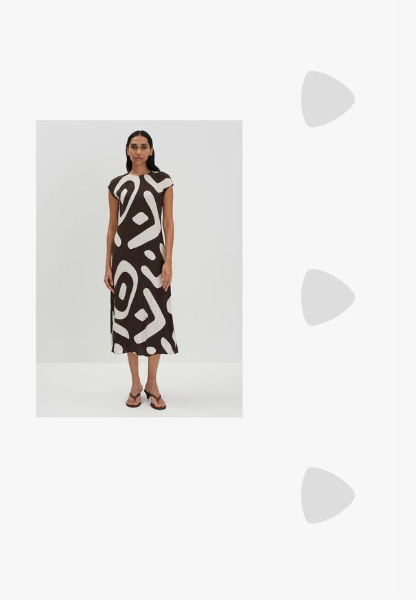 Braunes Midi-Kleid mit weißem abstraktem Muster, kurzen Ärmeln, runder Halslinie und geschwungener Saumlinie. Das Modell kombiniert es mit braunen Riemchensandalen.; Beige Leder Slingback-Schuh mit schwarzem Zehenschutz, quadratischem Absatz und verstellbarem Knöchelriemen. Glatte Textur und minimalistischem Design.; Weißes Lederhandtasche mit strukturierter Oberfläche, ausgestattet mit einem goldenen Kettenriemen und einem abnehmbaren Schulterriemen. Logo auf der Vorderseite eingestanzt.; Goldfarbene rechteckige Armbanduhr mit minimalistischem Design, ausgestattet mit einem cremfarbenen Zifferblatt, goldenen Zeigern und einem Gliederarmband aus Metall. Die Markierungen umfassen den Markennamen.