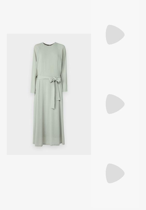 Rochie cu mânecă lungă dintr-un material verde moale, cu decolteu rotund, talie accentuată cu o fundă și o siluetă fluidă.; Pantof cu toc mic, cu vârf ascuțit și slingback, realizat din piele netedă, având un design decupat pe lateral pentru respirabilitate.; Geantă de umăr din piele neagră cu o textură moale, formă triunghiulară și curea ajustabilă, asortată cu o bluză cu dungi albastre deschise și pantaloni albi.; Trei inele din metal: unul roz aurie, unul auriu cu accente texturate și unul argintiu, toate cu branding gravat pe banda interioară.