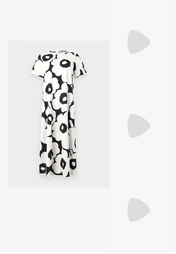 Šaty s čiernobielym kvetinovým vzorom, krátkymi rukávmi, okrúhlym výstrihom a voľným strihom. Vyrobené z ľahkého materiálu.; Čierne slingback topánky s ostrou špičkou a nízkym opätkom, vyrobené z hladkej kože a s výrezmi na boku pre lepšiu priedušnosť.; Čierna kožená ramenná taška so mäkkou textúrou, trojuholníkovým tvarom a nastaviteľným popruhom, skombinovaná s svetlomodrou pruhovanou košeľou a bielymi nohavicami.; Strieborné kruhové náušnice s hladkým, zakriveným dizajnom. Majú lesklý kovový povrch a zapínanie na kolík. Žiadne viditeľné vzory ani akcenty.