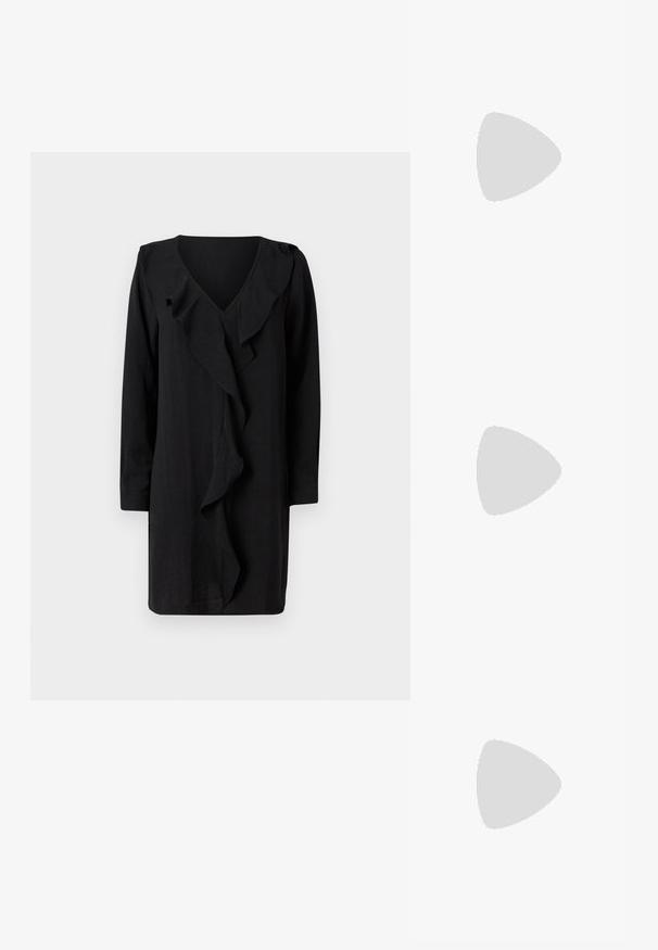 Juoda suknelė su V formos iškirpte ir puošta raukšlėmis priekyje. Ilgos rankovės ir laisvas siluetas pabrėžia atsitiktinę eleganciją. Minkšta tekstūra.; Rudos odinės kaubojaus batai su smailiu priekiu ir blokuotu kulnu, pasižymintys detaliu siuvinėjimu ir iškiliais akcentais ant ašies.; Juodas odinis dėkliukas su atvarteliu ir auksinės metalinės sagties detalėmis. Įeina juodas diržas ir elegantiškas, minimalistinis dizainas.; Sidabriniai auskarai žiedai su sukto dizaino, turintys poliruotą apdailą ir fiksavimo smeigtuką. Skersmuo maždaug 3 cm.