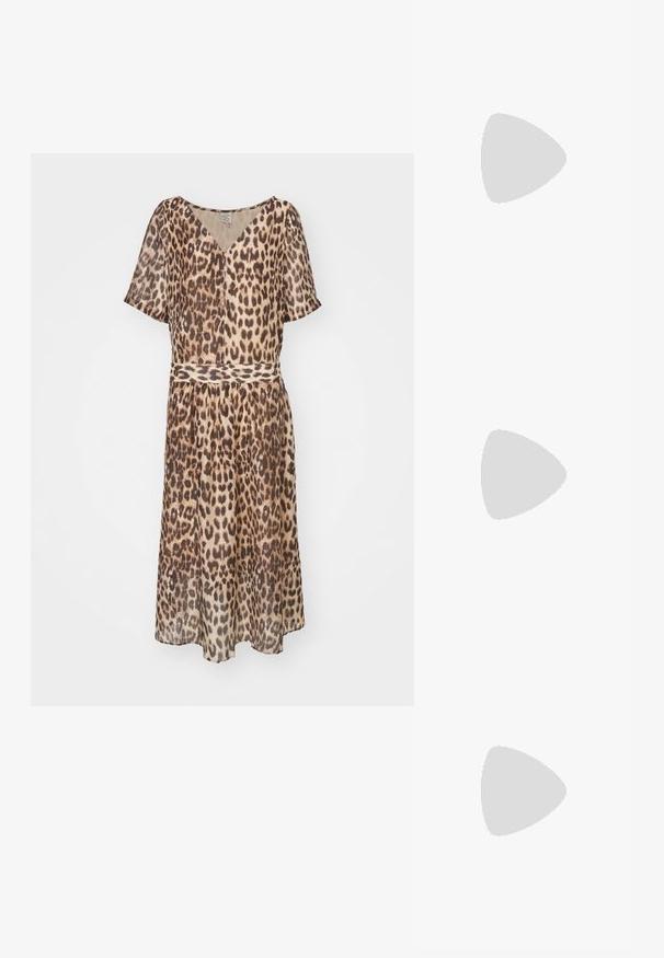 Robe en imprimé léopard en tissu léger, avec un décolleté en V, des manches courtes, une taille élastique et une jupe fluide.; Proenza Schouler BRONCO - Bottes d'équitation - black; Sac fourre-tout en suede marron avec deux longues poignées, présentant une texture lisse, un design simple, et sans matériel ni accents visibles.; Montre en métal doré et argenté avec un boîtier rectangulaire, un cadran texturé blanc, deux aiguilles dorées et un bracelet à maillons poli et brossé.