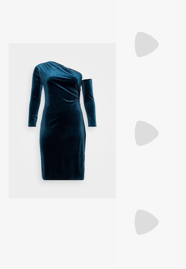 Vestido de terciopelo en azul oscuro, con cuello asimétrico, una manga larga y una silueta ajustada. Textura suave y hasta la rodilla.; Zapatos de tacón slingback de charol negro con punta afilada y tacón geométrico en bloque. Presentan un diseño elegante y minimalista, así como una textura suave.; Bolso de piel negra con forma curva, correa desmontable y herrajes dorados. El bolso cuenta con una solapa con un detalle de hebilla.; Anillo de plata de doble banda con una superficie lisa y pulida. Presenta un diseño fluido y curvado con secciones superpuestas para un aspecto moderno.